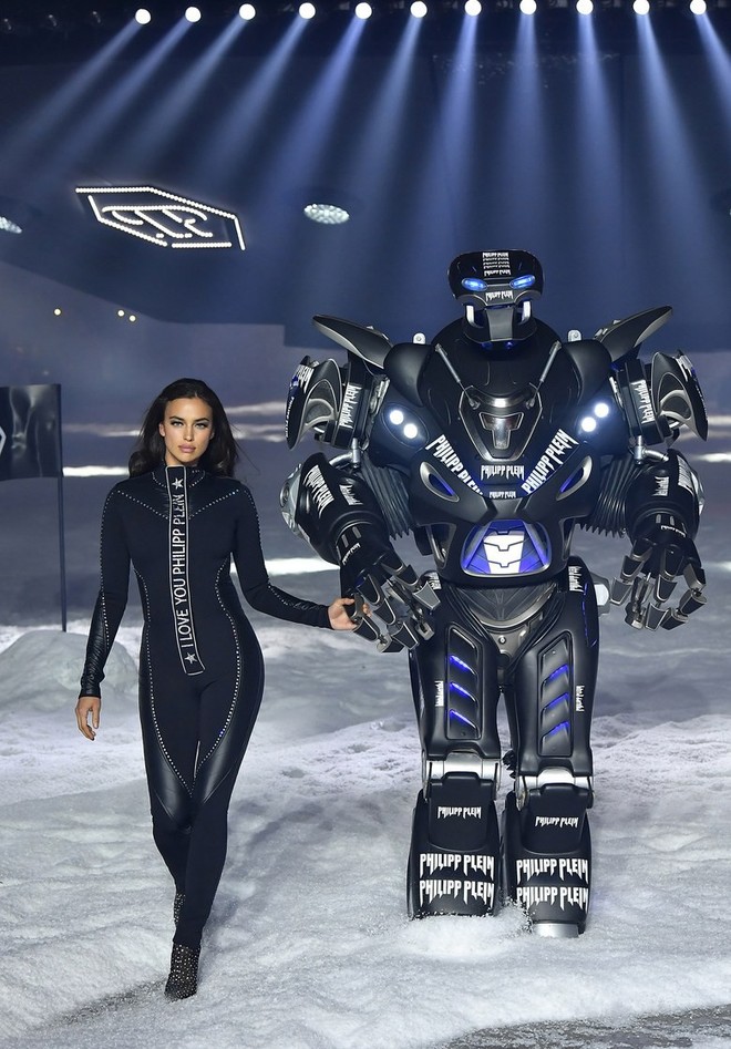 Oách nhất New York Fashion Week: Bồ cũ CR7 dắt tay robot cùng catwalk tại show Philipp Plein - Ảnh 2.