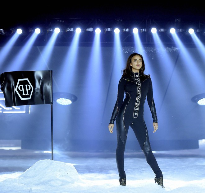 Oách nhất New York Fashion Week: Bồ cũ CR7 dắt tay robot cùng catwalk tại show Philipp Plein - Ảnh 4.