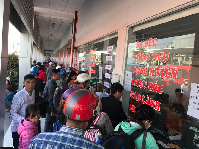 Bến xe Miền T&acirc;y: Người chen ch&acirc;n mua v&eacute;, kẻ ngồi thất thểu chờ xe về qu&ecirc; - Ảnh 3.
