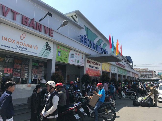 Bến xe Miền T&acirc;y: Người chen ch&acirc;n mua v&eacute;, kẻ ngồi thất thểu chờ xe về qu&ecirc; - Ảnh 1.
