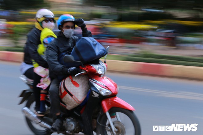 Hàng nghìn người vượt gần 1.000km trên xe máy về quê ăn Tết - Ảnh 5.