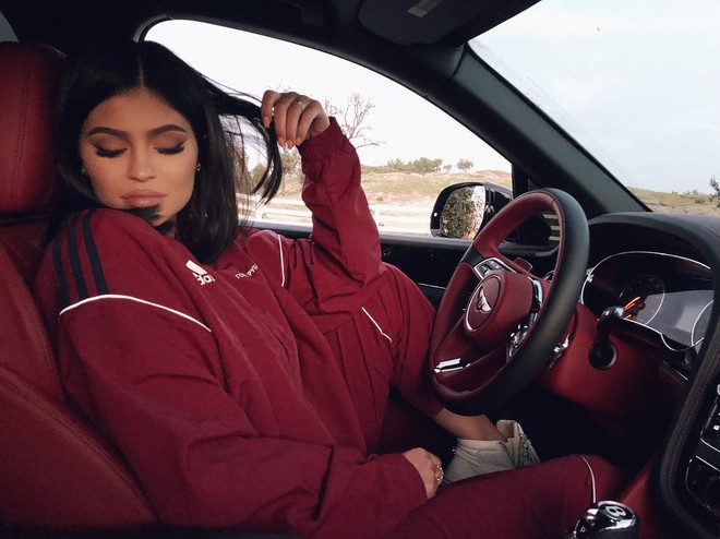 Kylie Jenner khoe xe hơi sang chảnh, chính thức tái xuất showbiz sau nhiều tháng ở ẩn - Ảnh 1.