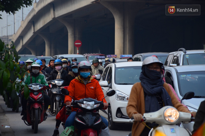 Hà Nội: Kết thúc ngày làm việc cuối cùng trong năm, người dân lỉnh kỉnh đồ đạc về quê ăn Tết - Ảnh 12.