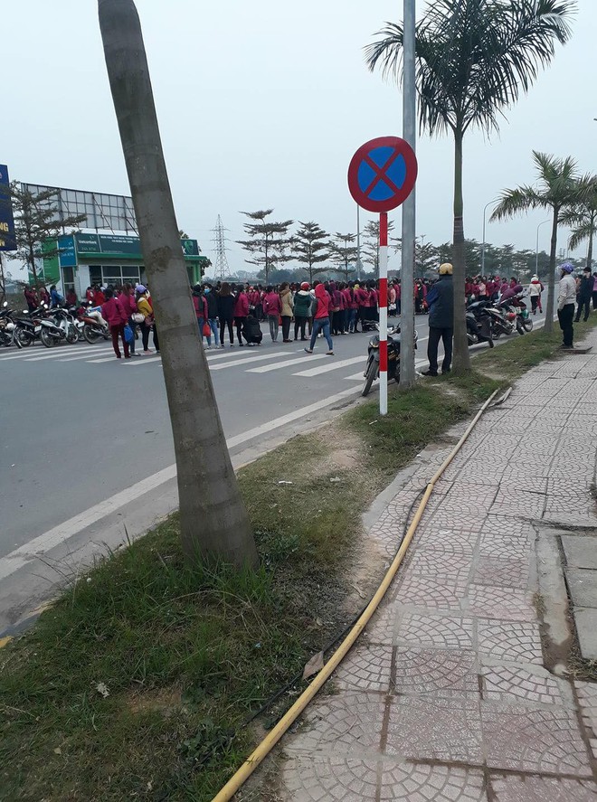 Clip nhìn thôi cũng mệt: Hàng trăm nhân viên nối đuôi nhau suốt cả tiếng đồng hồ ở cây ATM để chờ rút tiền - Ảnh 3.