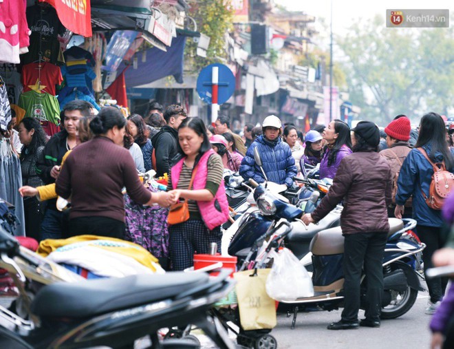 Chiều 29 Tết, người d&acirc;n thủ đ&ocirc; đổ dồn về phố cổ để mua sắm v&agrave; cảm nhận kh&ocirc;ng kh&iacute; Tết ngập tr&agrave;n - Ảnh 11.