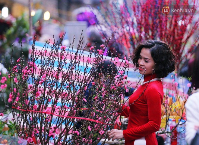 Chiều 29 Tết, người d&acirc;n thủ đ&ocirc; đổ dồn về phố cổ để mua sắm v&agrave; cảm nhận kh&ocirc;ng kh&iacute; Tết ngập tr&agrave;n - Ảnh 8.