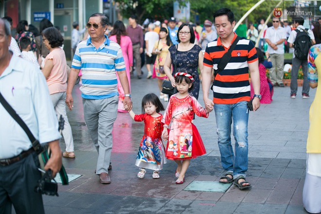 Ngày đầu tiên của kỳ nghỉ Tết âm lịch: Mặc trời nắng nóng, hàng trăm người dân ở Sài Gòn vẫn kéo nhau lên phố chụp ảnh - Ảnh 6.