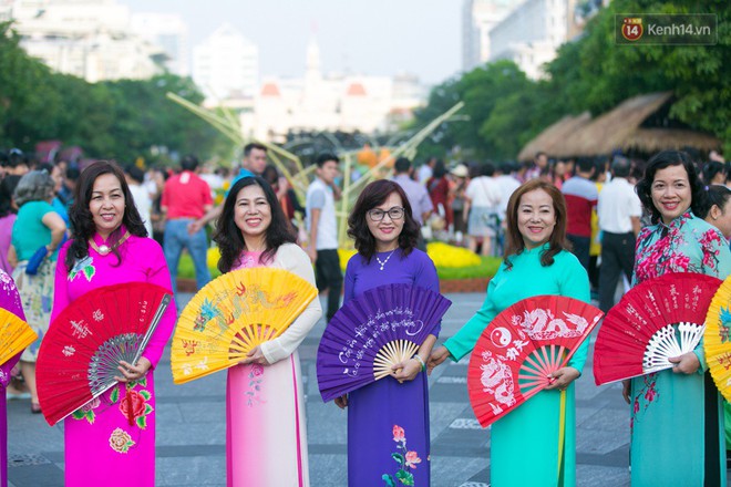 Ngày đầu tiên của kỳ nghỉ Tết âm lịch: Mặc trời nắng nóng, hàng trăm người dân ở Sài Gòn vẫn kéo nhau lên phố chụp ảnh - Ảnh 7.