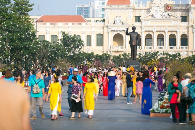 Ngày đầu tiên của kỳ nghỉ Tết âm lịch: Mặc trời nắng nóng, hàng trăm người dân ở Sài Gòn vẫn kéo nhau lên phố chụp ảnh - Ảnh 9.