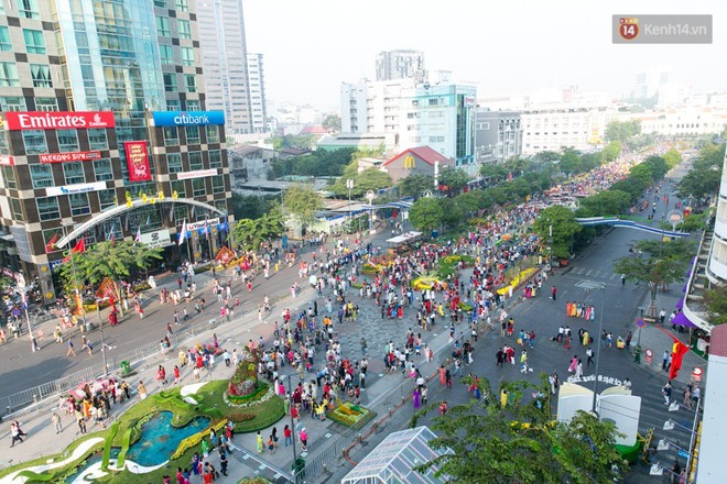 Ngày đầu tiên của kỳ nghỉ Tết âm lịch: Mặc trời nắng nóng, hàng trăm người dân ở Sài Gòn vẫn kéo nhau lên phố chụp ảnh - Ảnh 3.