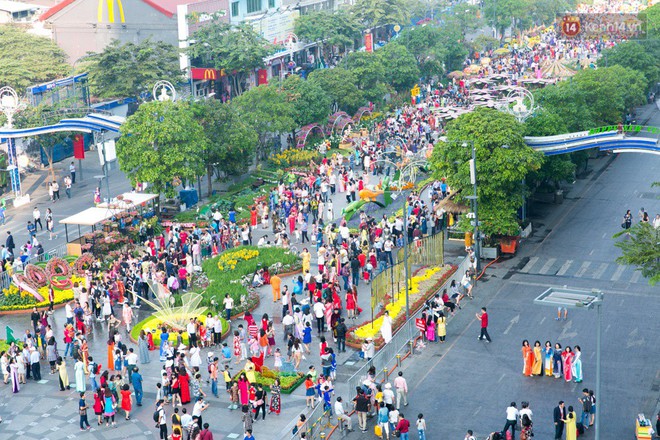 Ngày đầu tiên của kỳ nghỉ Tết âm lịch: Mặc trời nắng nóng, hàng trăm người dân ở Sài Gòn vẫn kéo nhau lên phố chụp ảnh - Ảnh 1.