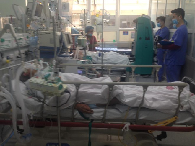 Cận Tết, Bệnh viện Bạch Mai vỡ trận, b&aacute;c sĩ kiệt sức v&igrave; cấp cứu - Ảnh 3.