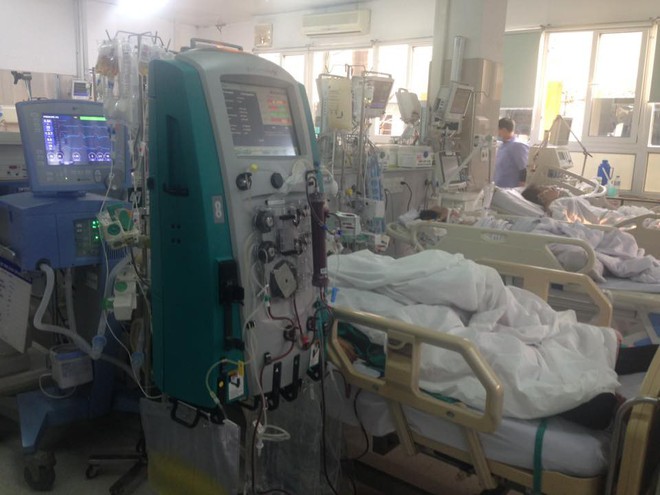 Cận Tết, Bệnh viện Bạch Mai vỡ trận, b&aacute;c sĩ kiệt sức v&igrave; cấp cứu - Ảnh 4.