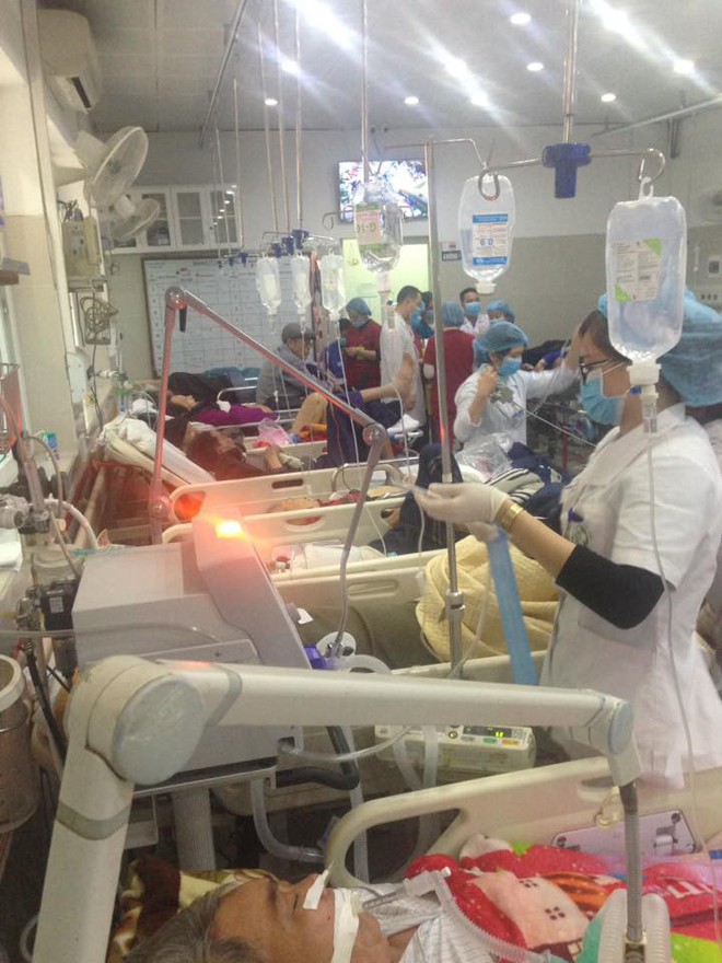 Cận Tết, Bệnh viện Bạch Mai vỡ trận, b&aacute;c sĩ kiệt sức v&igrave; cấp cứu - Ảnh 7.