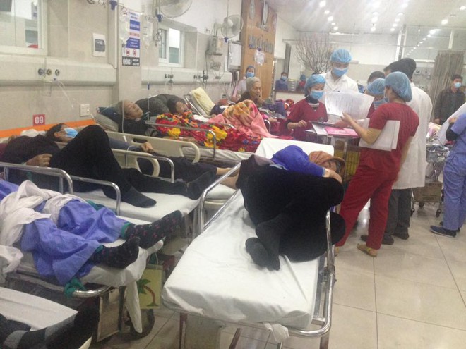 Cận Tết, Bệnh viện Bạch Mai vỡ trận, b&aacute;c sĩ kiệt sức v&igrave; cấp cứu - Ảnh 9.