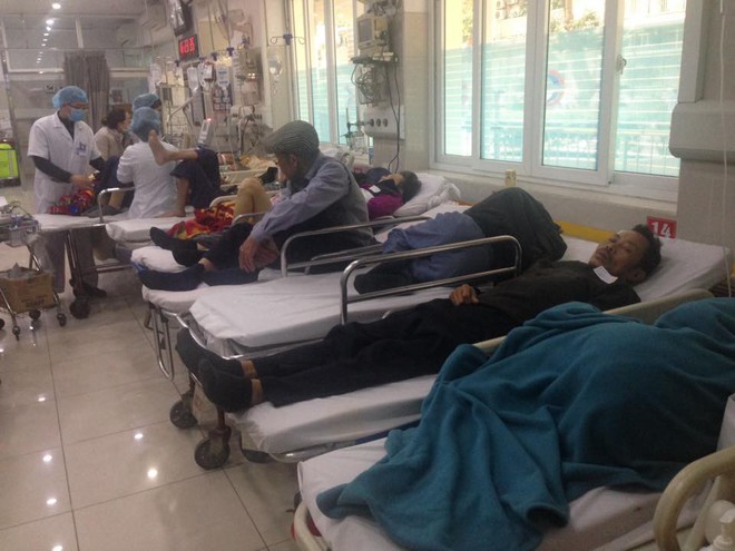 Cận Tết, Bệnh viện Bạch Mai vỡ trận, b&aacute;c sĩ kiệt sức v&igrave; cấp cứu - Ảnh 10.
