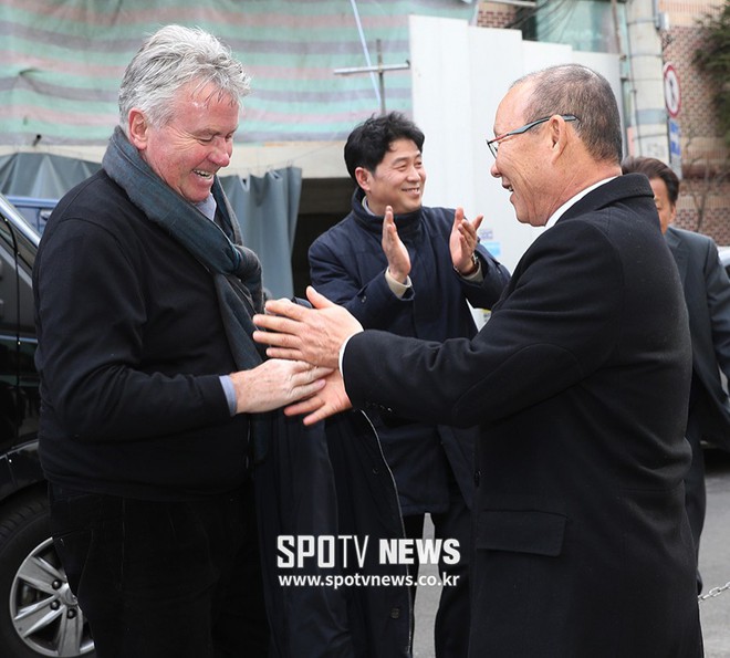 Guus Hiddink gặp mặt, chúc mừng HLV Park Hang Seo sau kỳ tích với U23 Việt Nam - Ảnh 1.