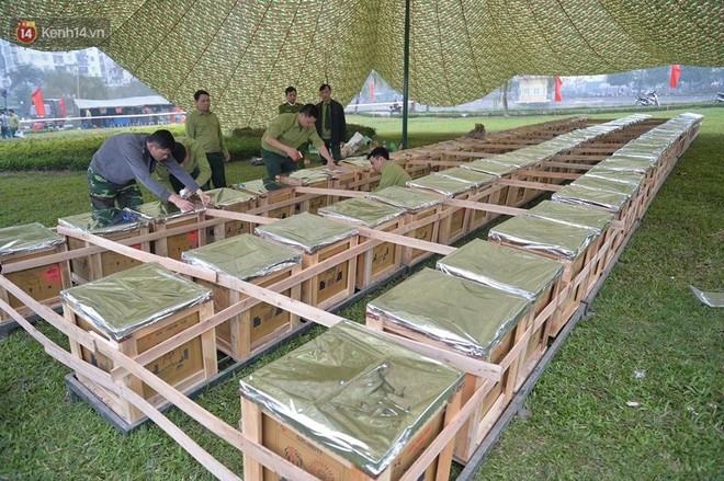 R&aacute;o riết dựng hơn 30 trận địa ph&aacute;o hoa tại H&agrave; Nội trước giờ khai s&aacute;ng đ&ecirc;m Giao thừa - Ảnh 1.