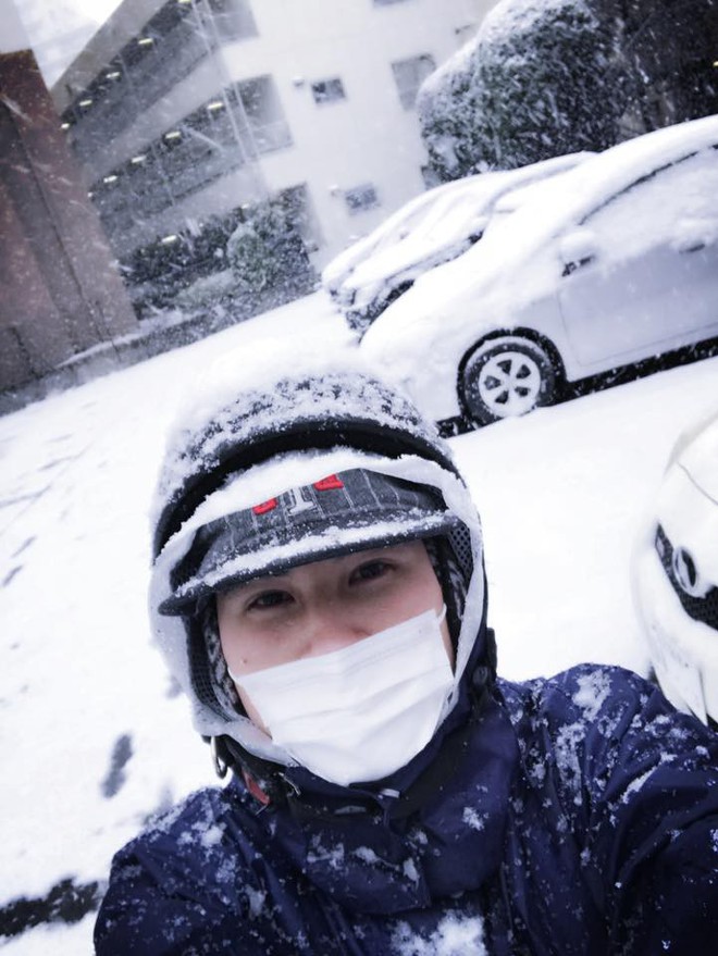 Nhật Bản run rẩy chìm trong tuyết trắng, không thể ra đường vì băng tuyết chắn cửa - Ảnh 6.