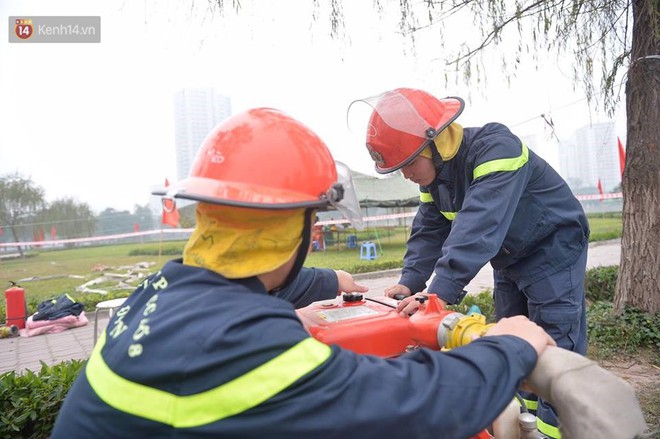 R&aacute;o riết dựng hơn 30 trận địa ph&aacute;o hoa tại H&agrave; Nội trước giờ khai s&aacute;ng đ&ecirc;m Giao thừa - Ảnh 4.