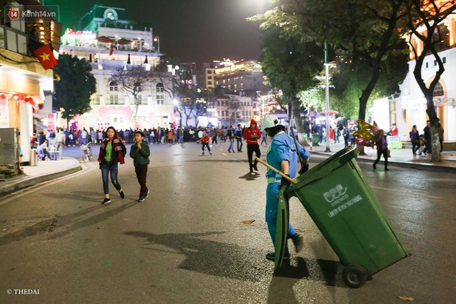 Bữa ăn tất niên vội vàng của công nhân môi trường 25 năm đón Giao thừa ở hồ Gươm - Ảnh 8.