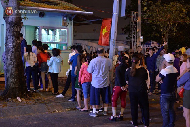 H&agrave;ng d&agrave;i người d&acirc;n rồng rắn trước cửa nh&agrave; vệ sinh c&ocirc;ng cộng tại bến Bạch Đằng chờ xem ph&aacute;o hoa Giao thừa 2018 - Ảnh 1.