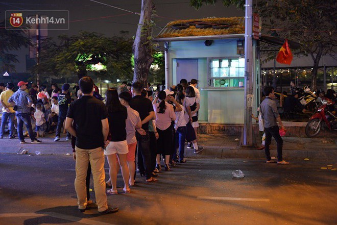 H&agrave;ng d&agrave;i người d&acirc;n rồng rắn trước cửa nh&agrave; vệ sinh c&ocirc;ng cộng tại bến Bạch Đằng chờ xem ph&aacute;o hoa Giao thừa 2018 - Ảnh 2.