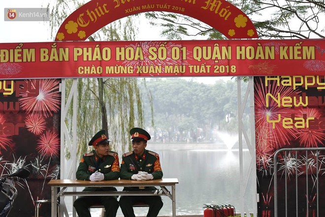 R&aacute;o riết dựng hơn 30 trận địa ph&aacute;o hoa tại H&agrave; Nội trước giờ khai s&aacute;ng đ&ecirc;m Giao thừa - Ảnh 6.