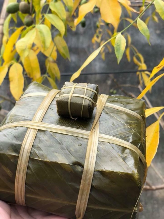 Thanh ni&ecirc;n kh&eacute;o tay biểu diễn g&oacute;i b&aacute;nh chưng to bằng bao di&ecirc;m, vẫn đầy đủ th&agrave;nh phần như thường - Ảnh 3.