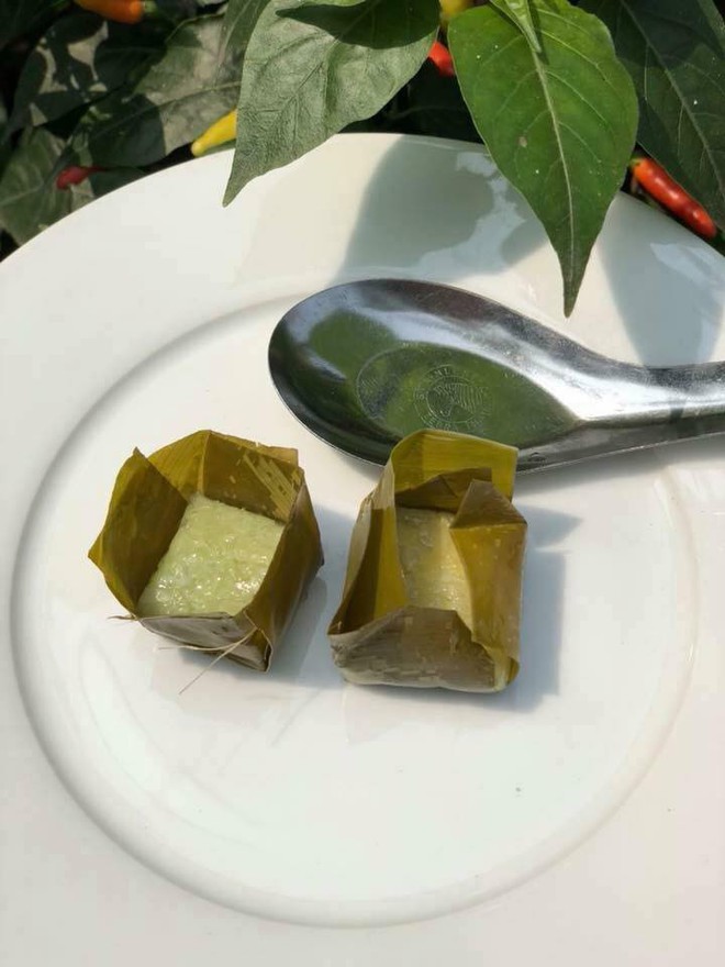 Thanh ni&ecirc;n kh&eacute;o tay biểu diễn g&oacute;i b&aacute;nh chưng to bằng bao di&ecirc;m, vẫn đầy đủ th&agrave;nh phần như thường - Ảnh 5.