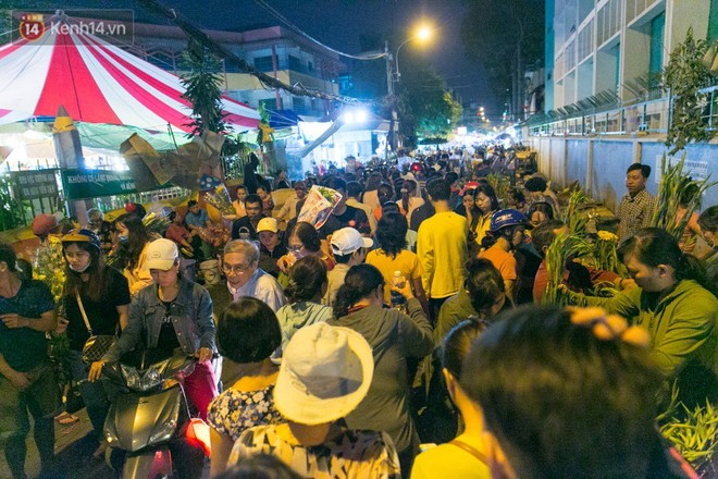 Chùm ảnh: Tối 29 Tết, chợ hoa lớn nhất Sài Gòn vẫn chật kín người mua kẻ bán - Ảnh 3.