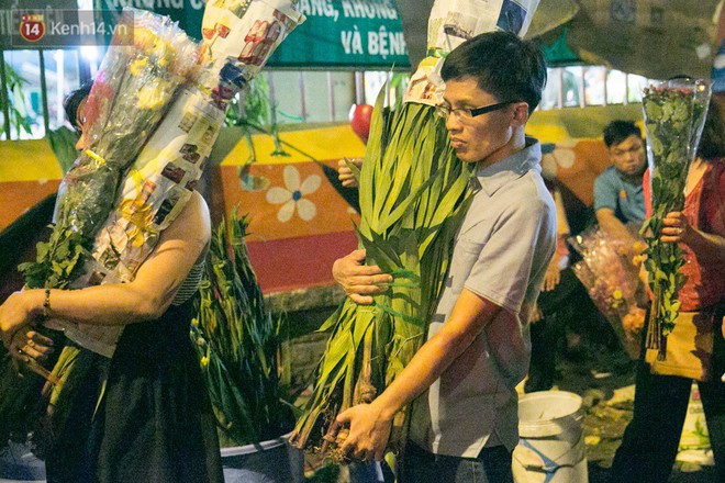 Chùm ảnh: Tối 29 Tết, chợ hoa lớn nhất Sài Gòn vẫn chật kín người mua kẻ bán - Ảnh 7.