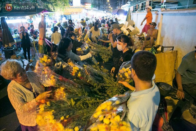 Chùm ảnh: Tối 29 Tết, chợ hoa lớn nhất Sài Gòn vẫn chật kín người mua kẻ bán - Ảnh 9.