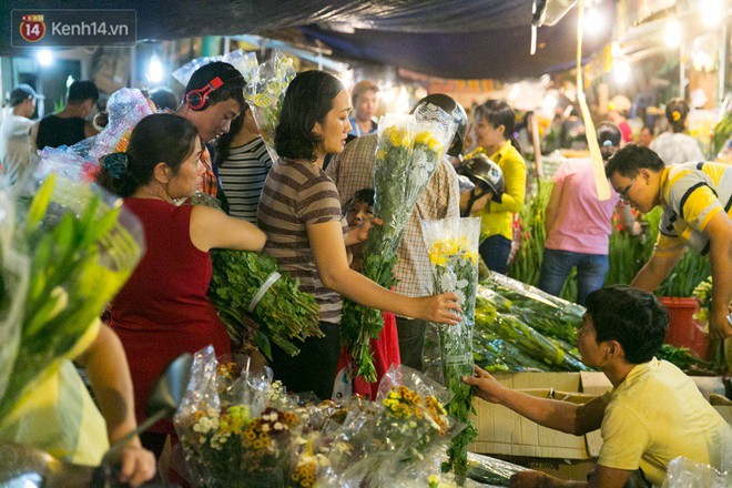 Chùm ảnh: Tối 29 Tết, chợ hoa lớn nhất Sài Gòn vẫn chật kín người mua kẻ bán - Ảnh 5.