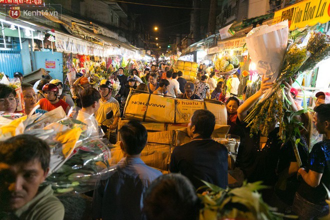 Chùm ảnh: Tối 29 Tết, chợ hoa lớn nhất Sài Gòn vẫn chật kín người mua kẻ bán - Ảnh 1.