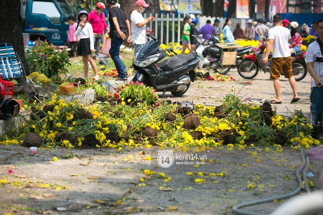 Ai cũng mong Tết, nhưng rồi cảnh người bán đập chậu, người mua ép giá rồi lao vào hôi hoa ngày 30 Tết vẫn tái diễn - Ảnh 6.