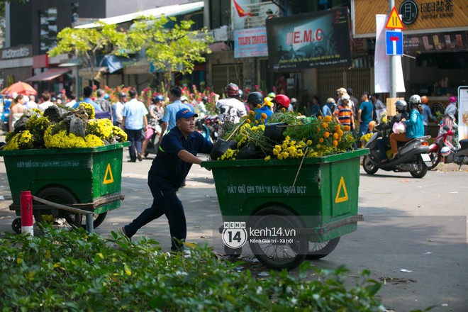 Ai cũng mong Tết, nhưng rồi cảnh người bán đập chậu, người mua ép giá rồi lao vào hôi hoa ngày 30 Tết vẫn tái diễn - Ảnh 8.