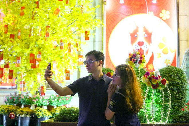 Kh&ocirc;ng kh&iacute; n&aacute;o nhiệt của giới trẻ S&agrave;i G&ograve;n khi xuống phố chờ đ&oacute;n giao thừa - Ảnh 7.