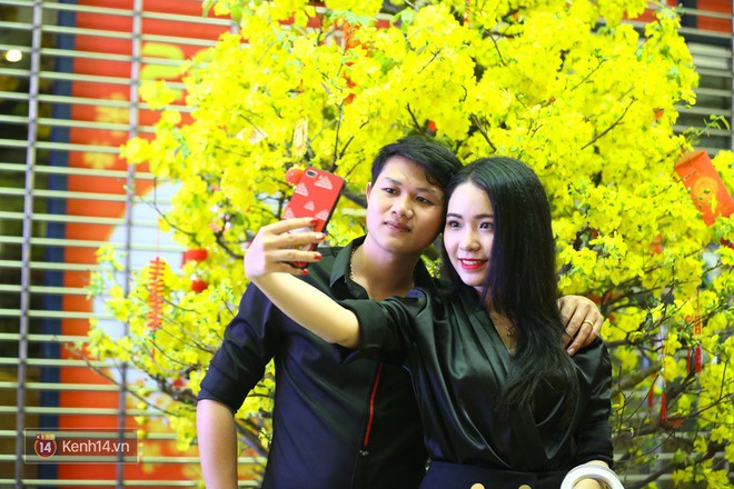 Kh&ocirc;ng kh&iacute; n&aacute;o nhiệt của giới trẻ S&agrave;i G&ograve;n khi xuống phố chờ đ&oacute;n giao thừa - Ảnh 1.