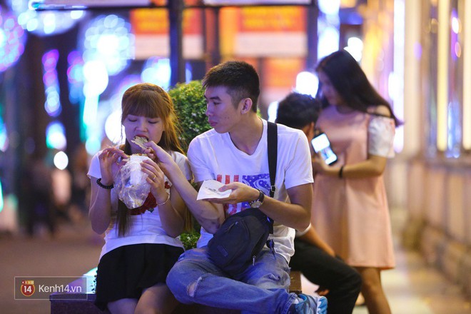 Kh&ocirc;ng kh&iacute; n&aacute;o nhiệt của giới trẻ S&agrave;i G&ograve;n khi xuống phố chờ đ&oacute;n giao thừa - Ảnh 4.