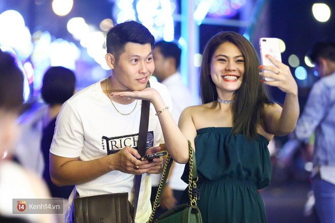 Kh&ocirc;ng kh&iacute; n&aacute;o nhiệt của giới trẻ S&agrave;i G&ograve;n khi xuống phố chờ đ&oacute;n giao thừa - Ảnh 2.