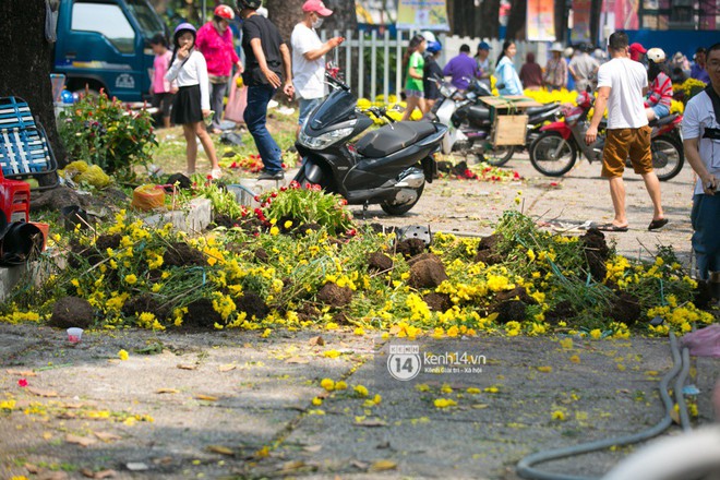 Sau khi tiểu thương tự tay đập chậu trưa 30 Tết, hàng chục người dân lao vào hôi hoa - Ảnh 8.