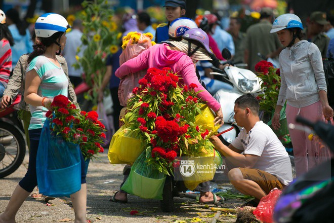 Sau khi tiểu thương tự tay đập chậu trưa 30 Tết, hàng chục người dân lao vào hôi hoa - Ảnh 9.