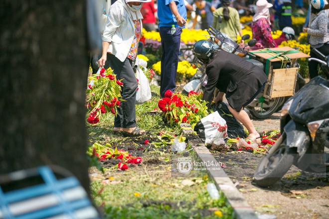 Sau khi tiểu thương tự tay đập chậu trưa 30 Tết, hàng chục người dân lao vào hôi hoa - Ảnh 14.