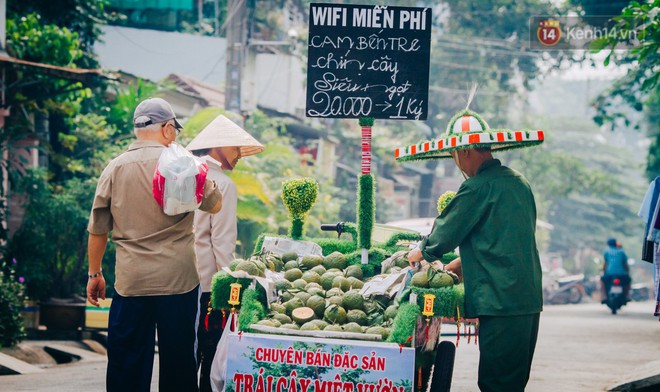 Có một cái Tết rất đẹp trên những chiếc xe mưu sinh của anh nhân viên vệ sinh và anh bán trái cây dạo ở Sài Gòn - Ảnh 10.