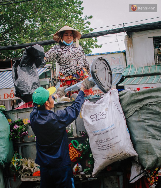 Có một cái Tết rất đẹp trên những chiếc xe mưu sinh của anh nhân viên vệ sinh và anh bán trái cây dạo ở Sài Gòn - Ảnh 5.