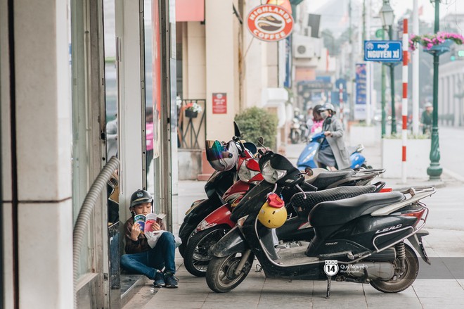 Buổi sáng cuối cùng của năm chẳng còn khói bụi hay dòng người tất tả ngược xuôi, Hà Nội bỗng bình yên đến lạ - Ảnh 8.