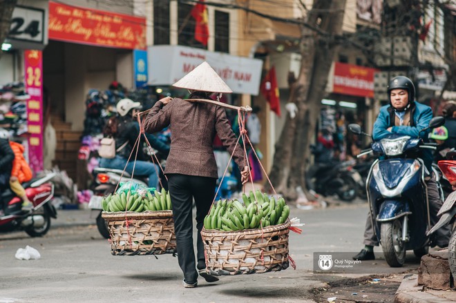 Buổi sáng cuối cùng của năm chẳng còn khói bụi hay dòng người tất tả ngược xuôi, Hà Nội bỗng bình yên đến lạ - Ảnh 10.