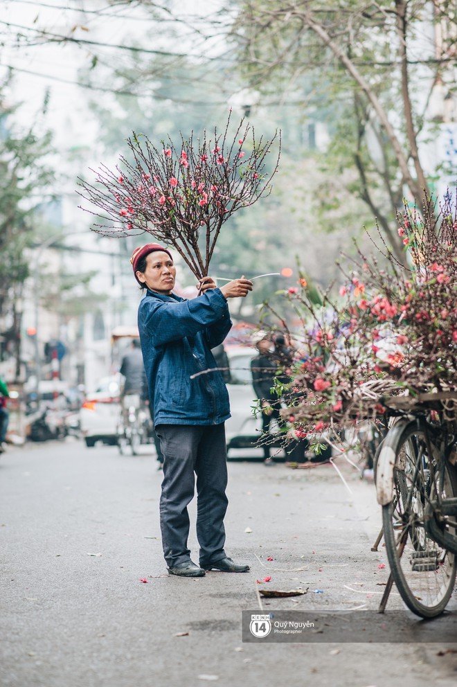 Buổi sáng cuối cùng của năm chẳng còn khói bụi hay dòng người tất tả ngược xuôi, Hà Nội bỗng bình yên đến lạ - Ảnh 11.