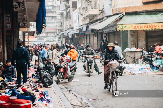 Buổi sáng cuối cùng của năm chẳng còn khói bụi hay dòng người tất tả ngược xuôi, Hà Nội bỗng bình yên đến lạ - Ảnh 12.